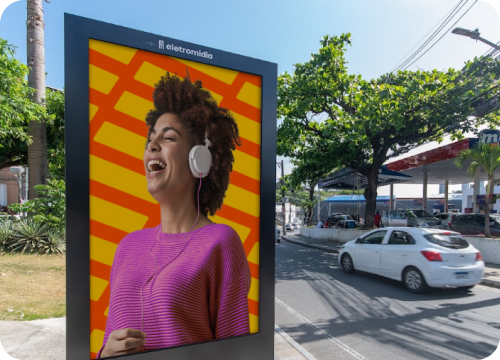 Painel digital da Eletromidia na rua.